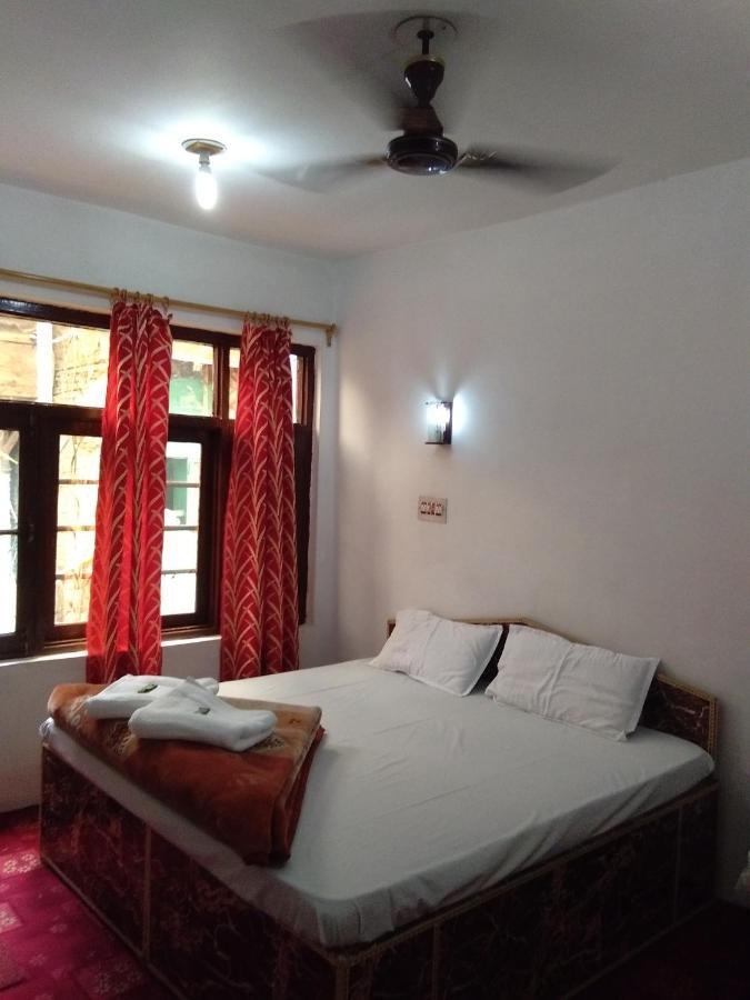 Howrah Guest House Srīnagar Extérieur photo