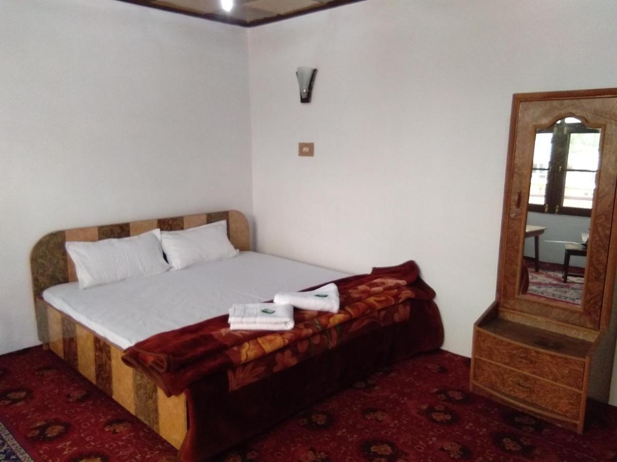 Howrah Guest House Srīnagar Extérieur photo