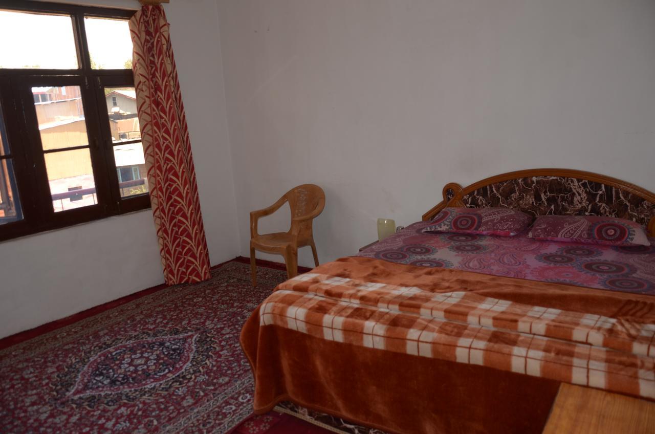 Howrah Guest House Srīnagar Extérieur photo