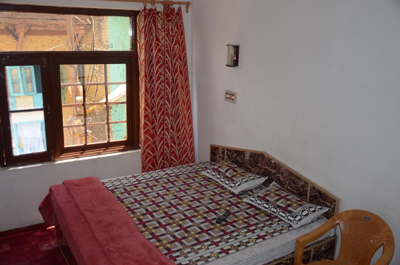 Howrah Guest House Srīnagar Extérieur photo