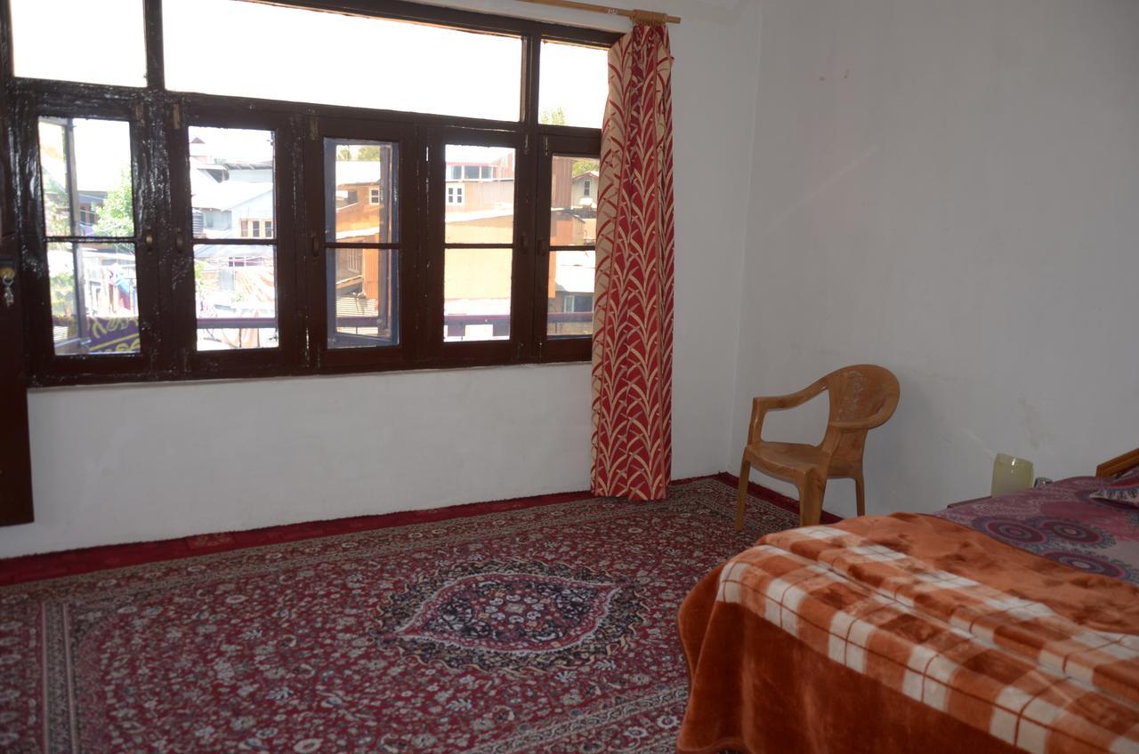Howrah Guest House Srīnagar Extérieur photo