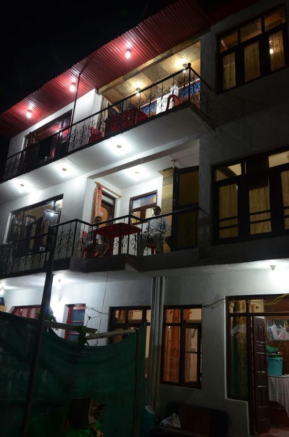 Howrah Guest House Srīnagar Extérieur photo